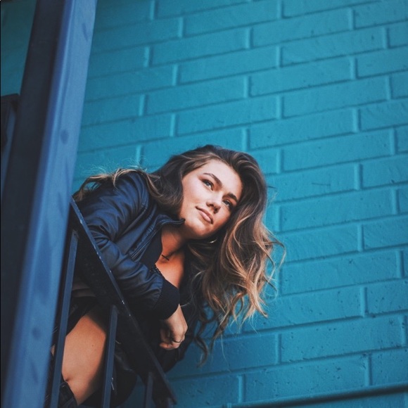 Meet your Posher, Allexa - Picture 1 of 1